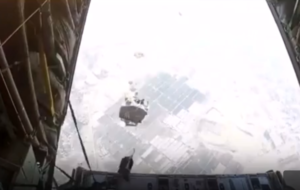 صفحه سخنگوی نظامی نیروهای مسلح مصر ویدئویی از فرود هوایی کمک ها بر فراز غزه رامنتشر کرد.