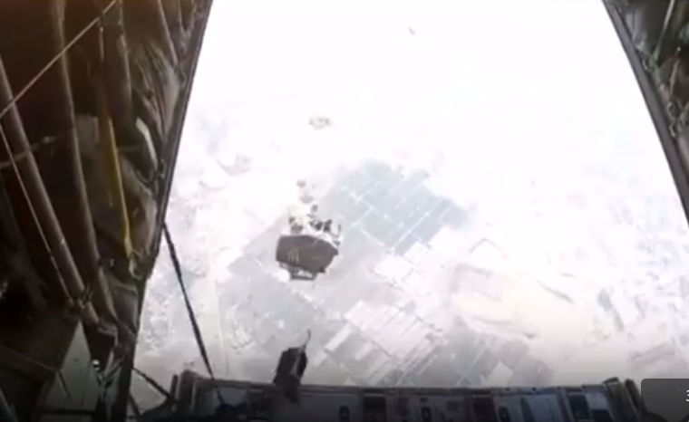 صفحه سخنگوی نظامی نیروهای مسلح مصر ویدئویی از فرود هوایی کمک ها بر فراز غزه رامنتشر کرد.